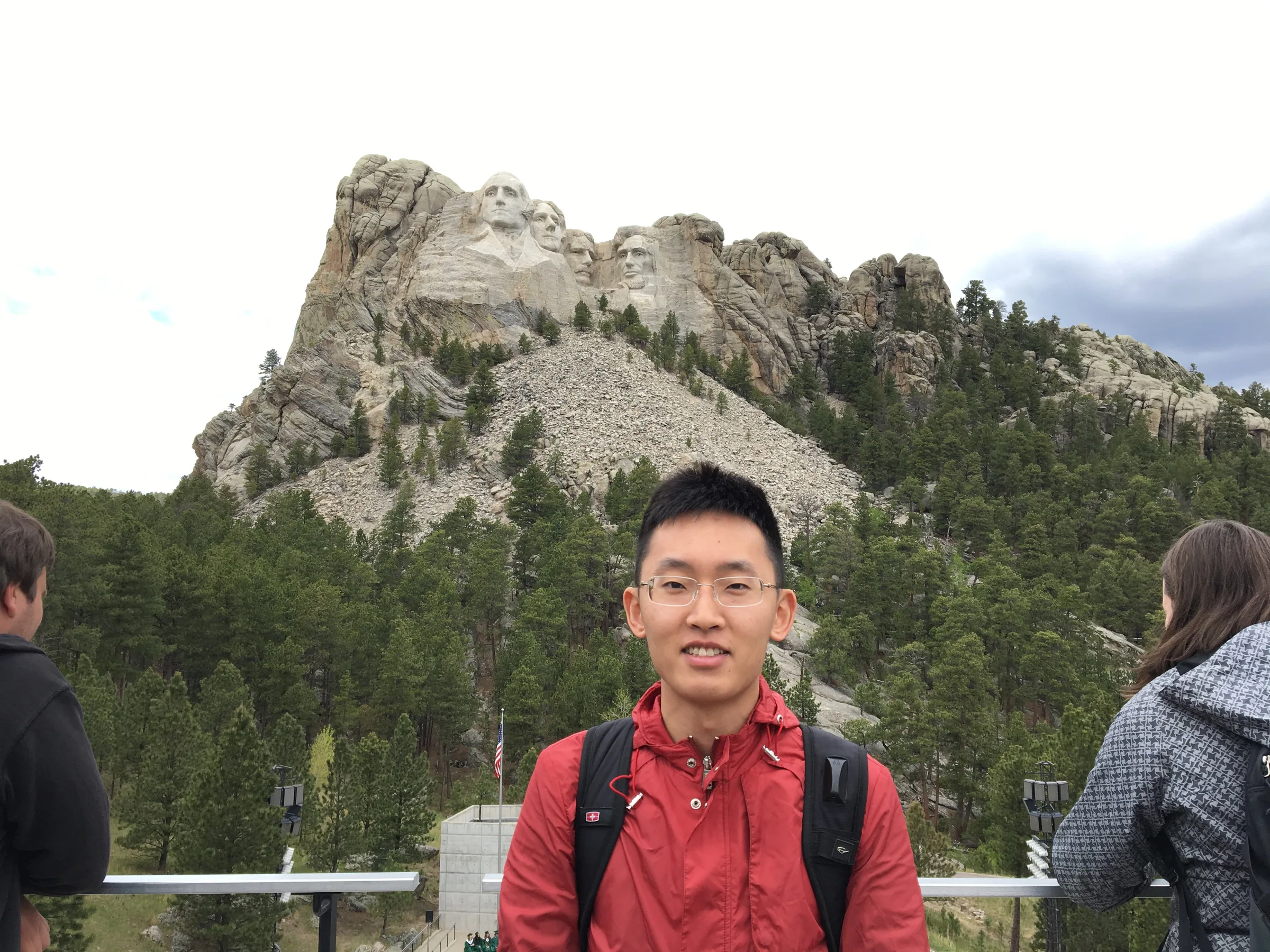 The author posing in front of Mount Rushmore