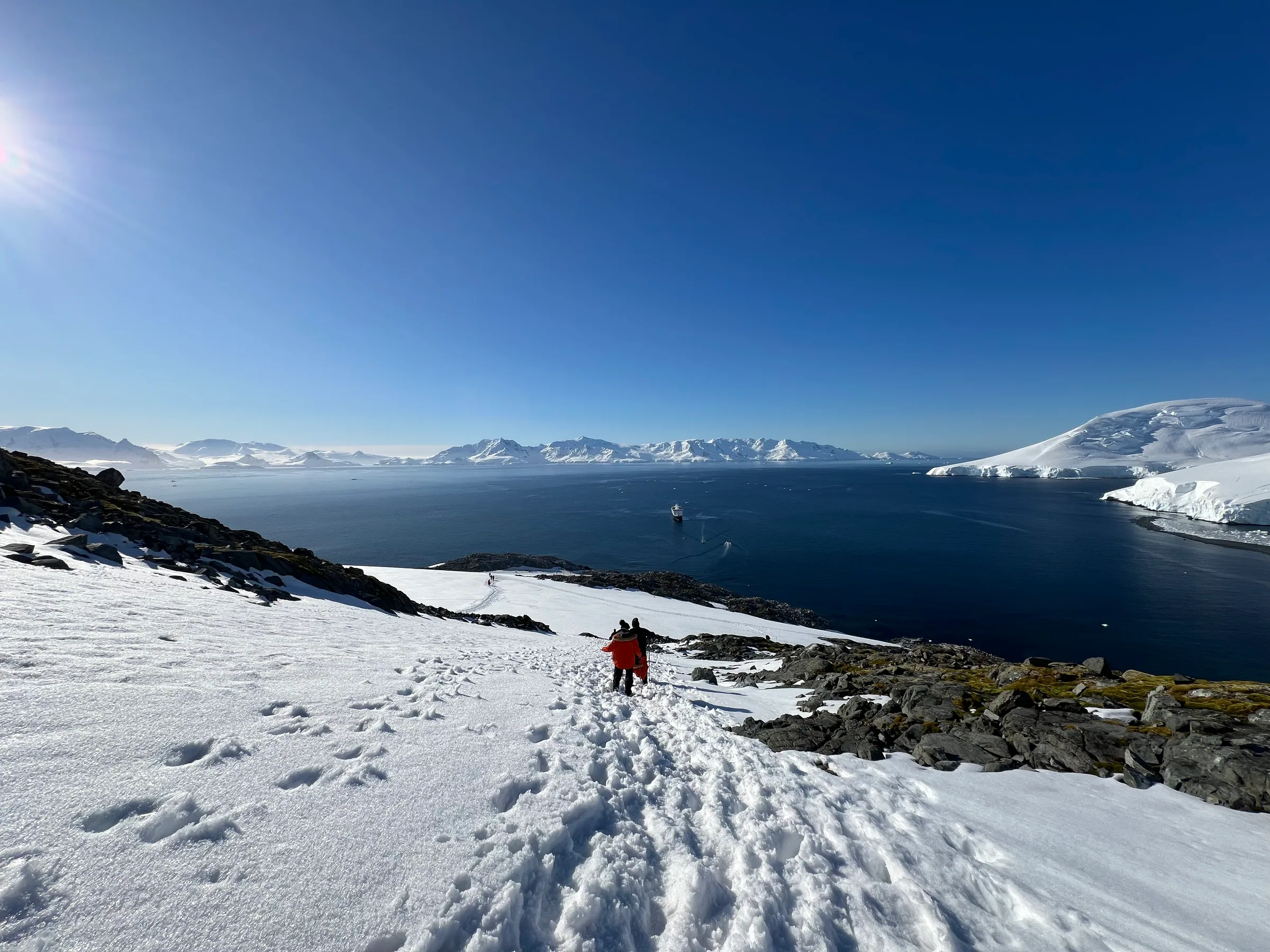 积雪深厚的登山路线