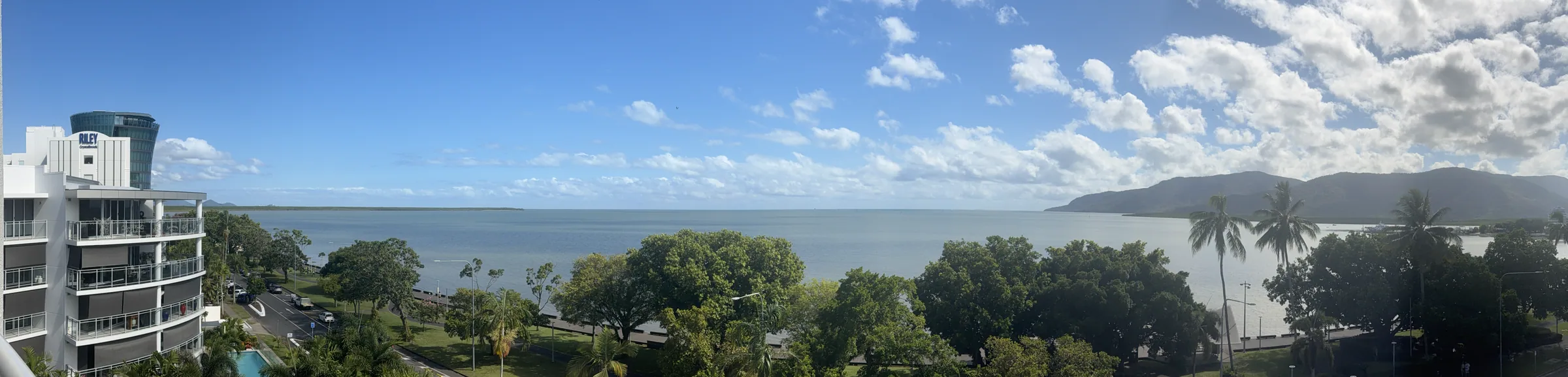 天气晴朗时的凯恩斯海岸全景