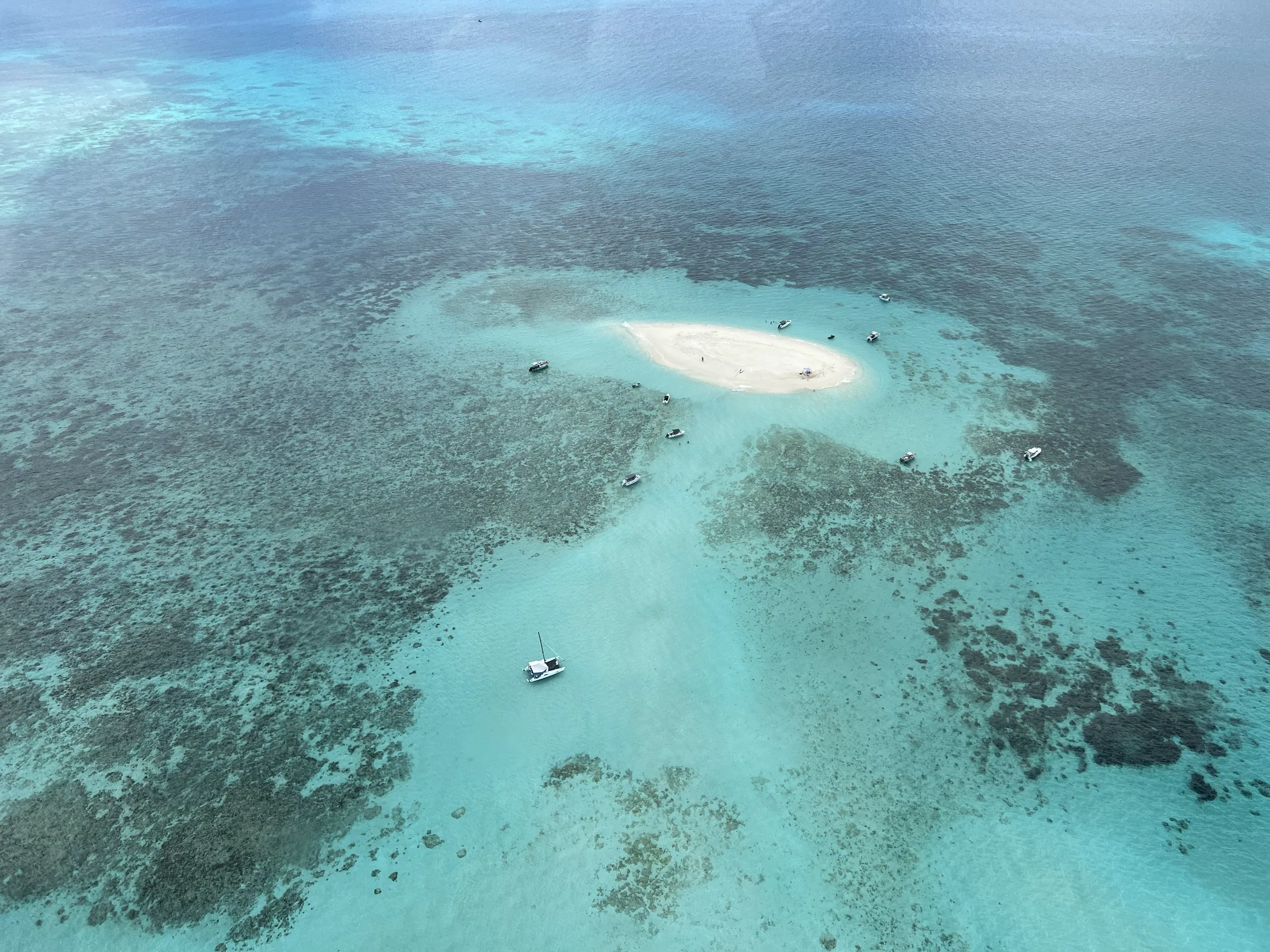 直升机飞越大堡礁时的海面景色