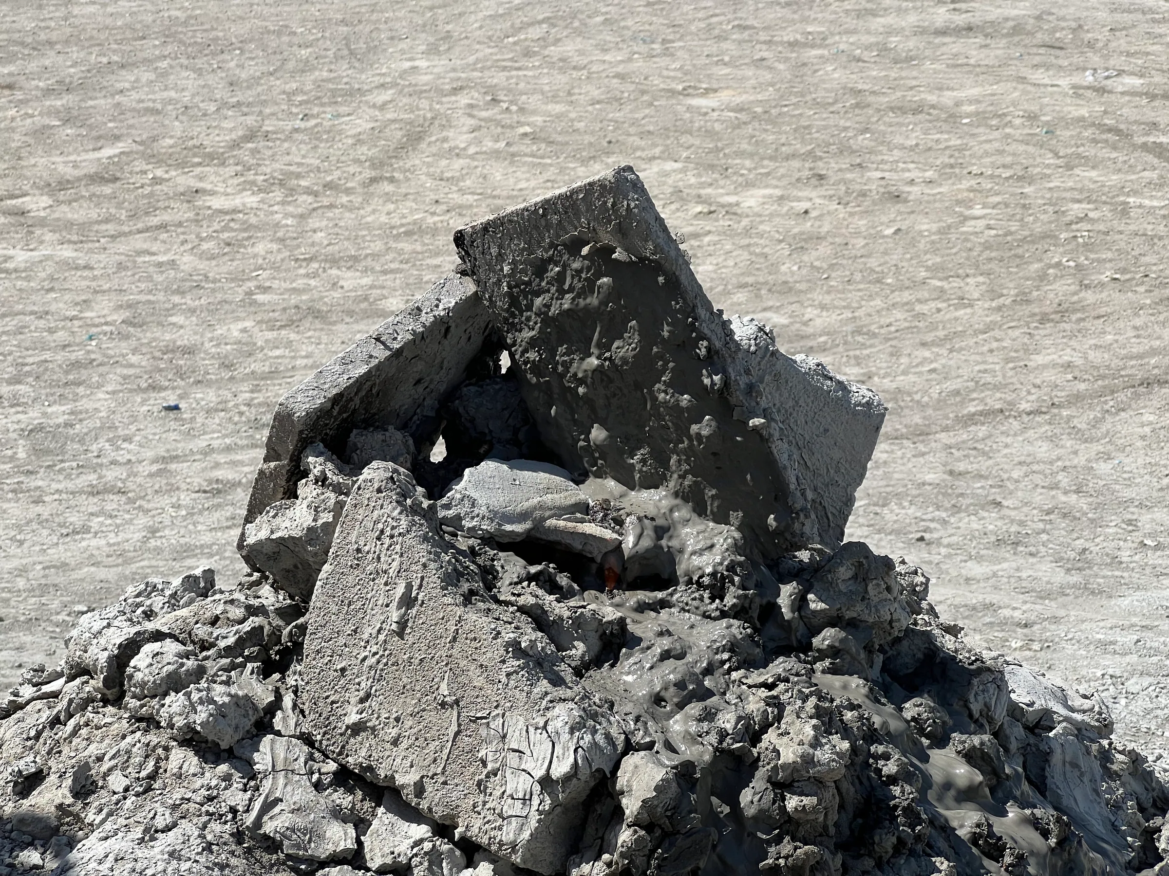 泥火山喷出的泥浆