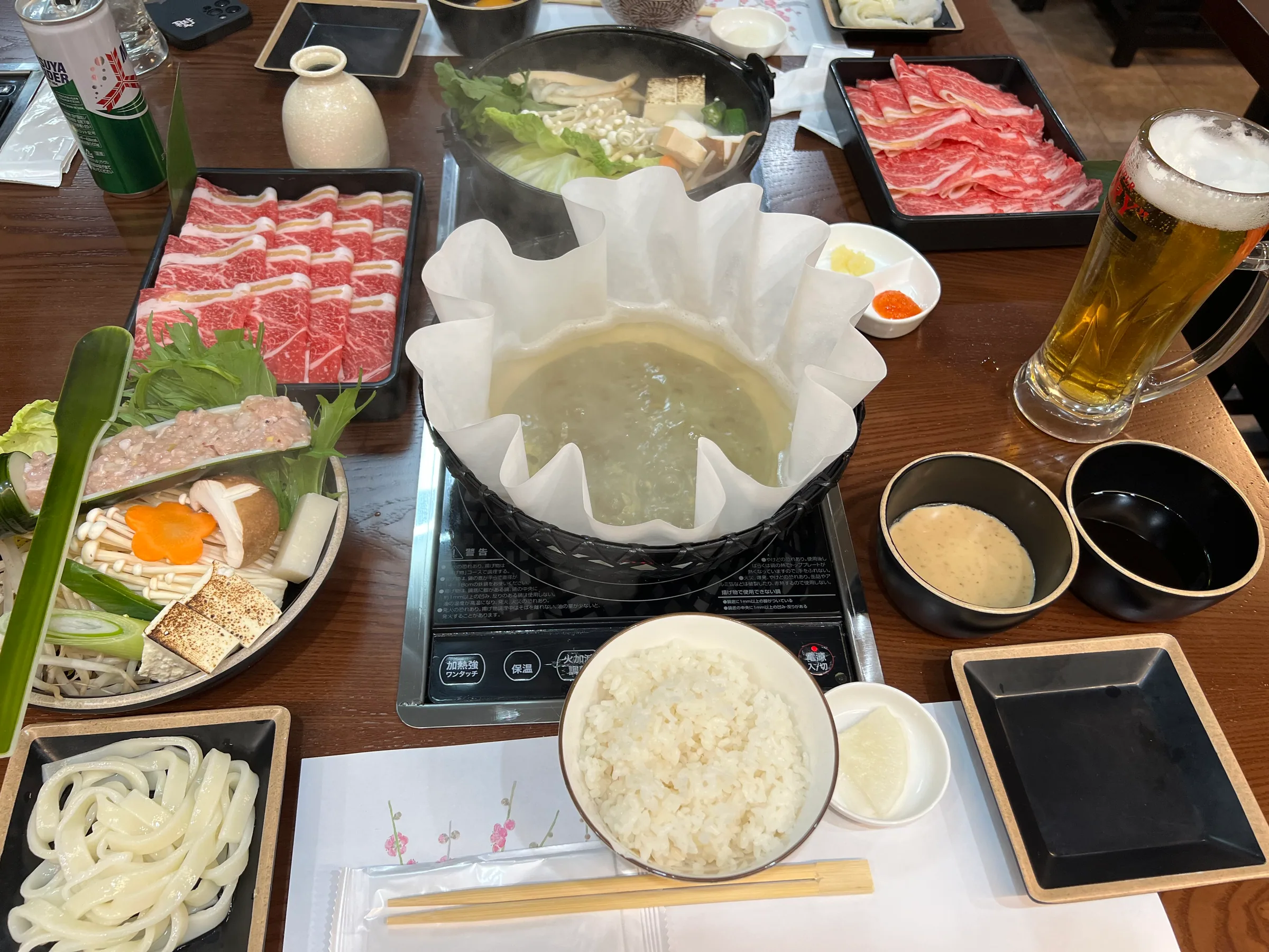 使用纸锅烹煮的火锅