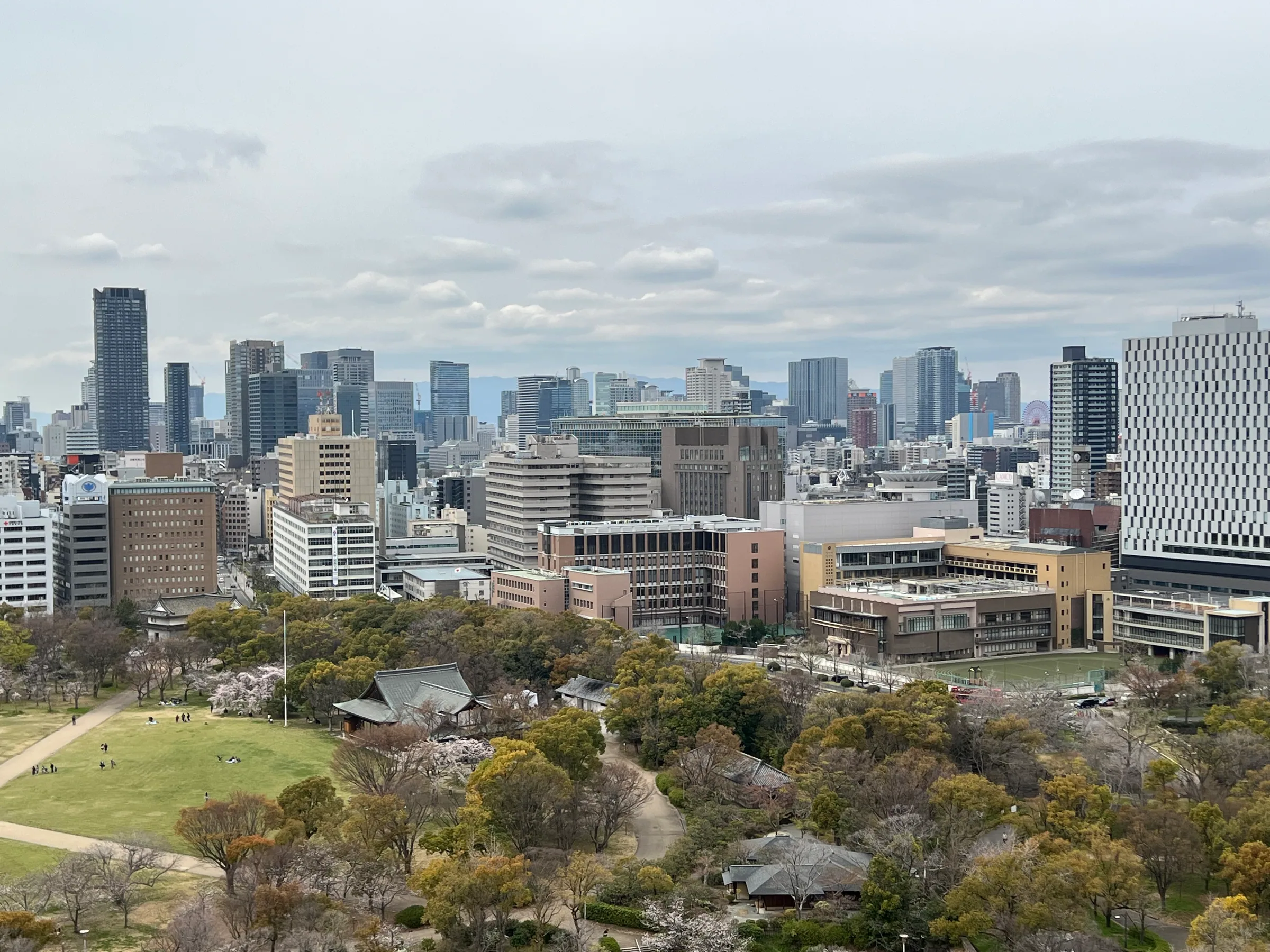 从大阪城天守阁远望大阪市区