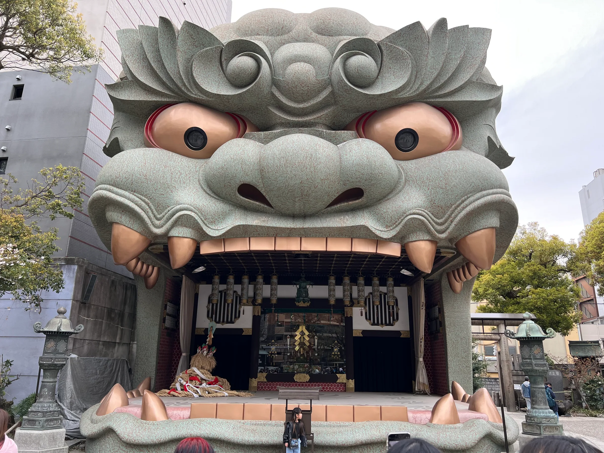 难波八坂神社的巨大狮子殿