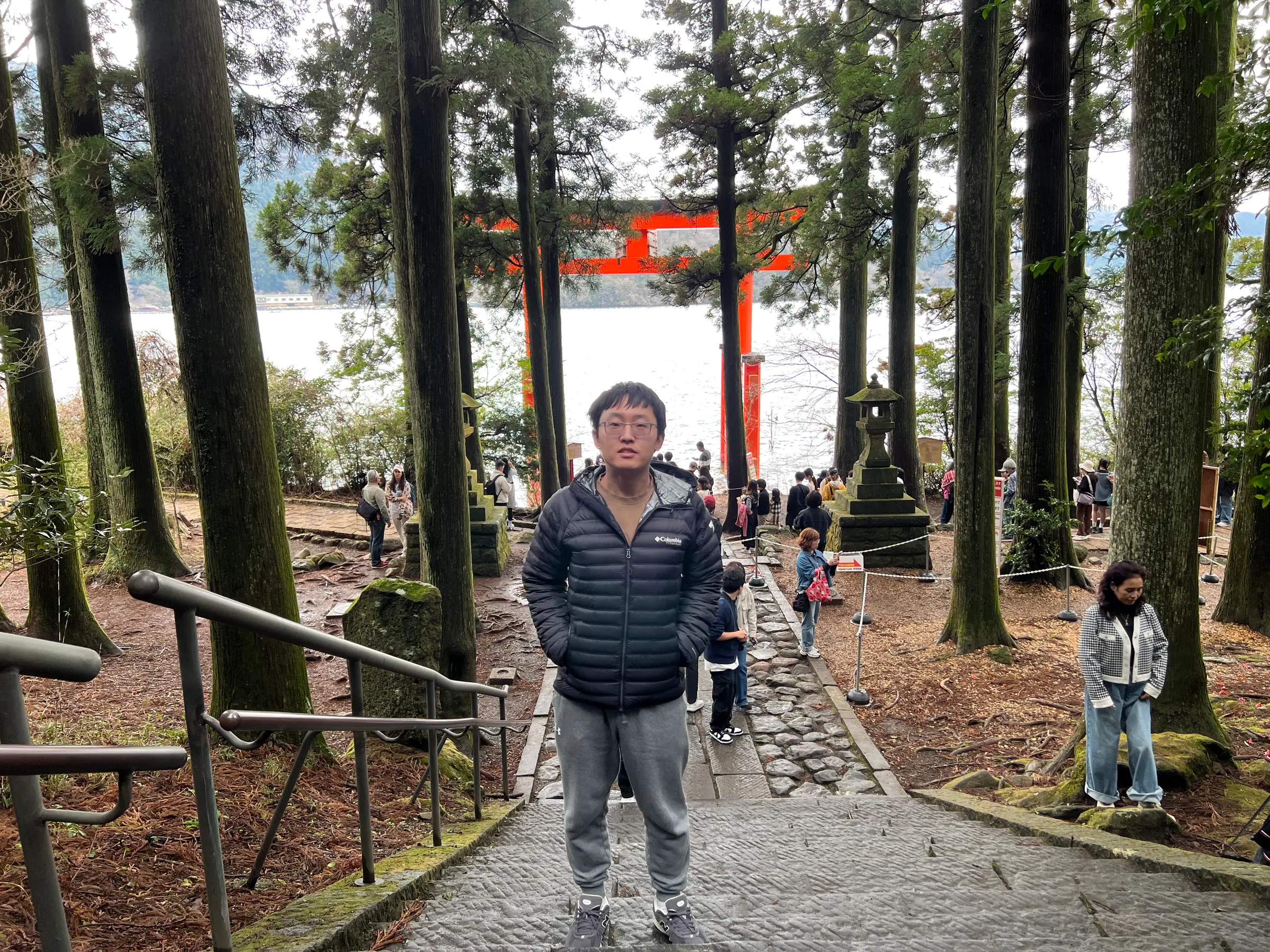 游客众多的箱根神社水上鸟居