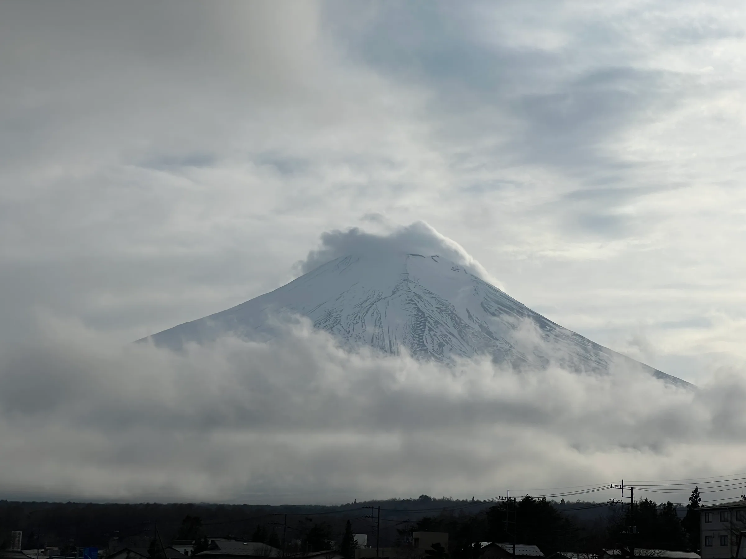 云雾缭绕的富士山