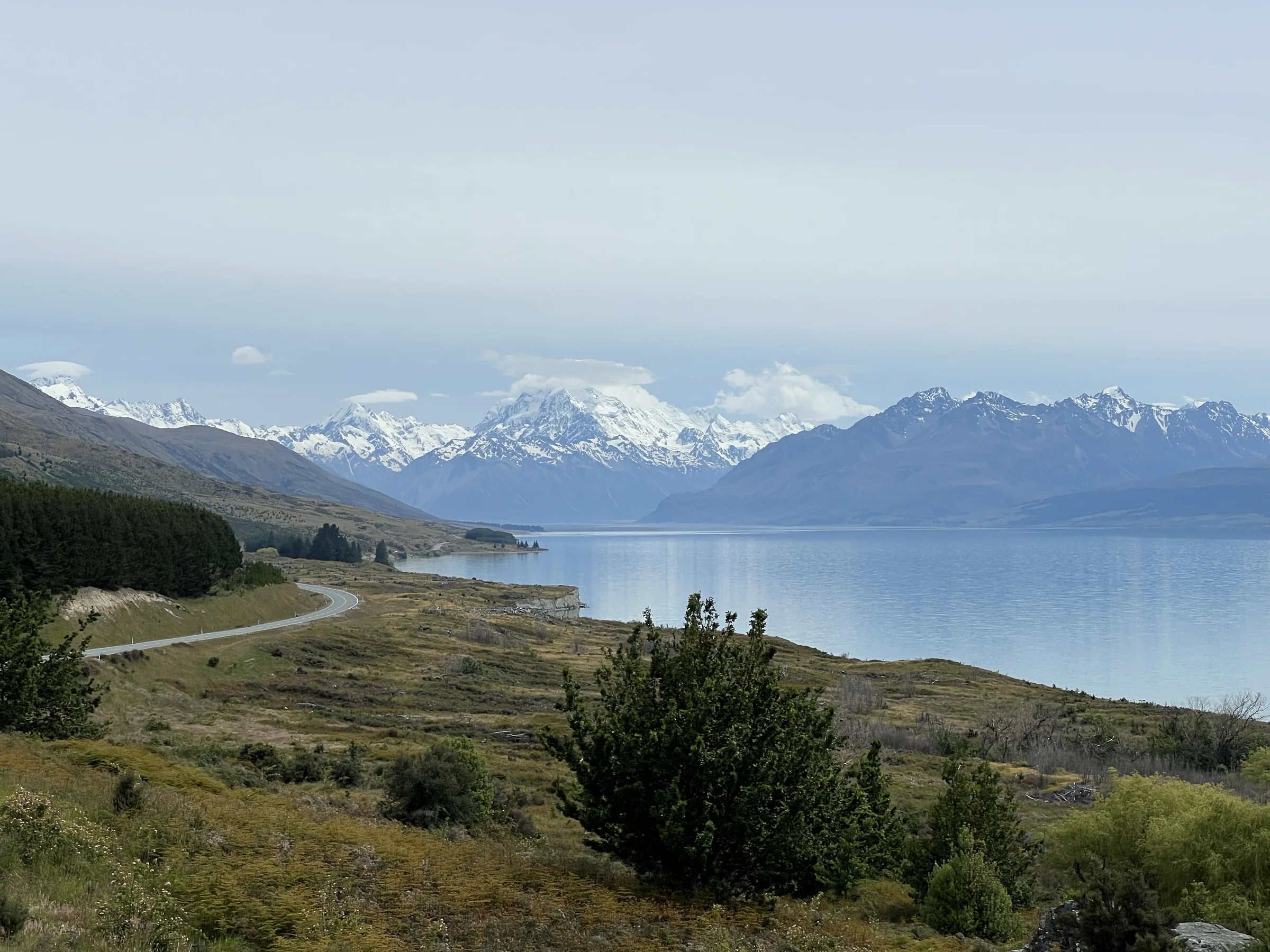 新西兰南岛层叠的山野景色