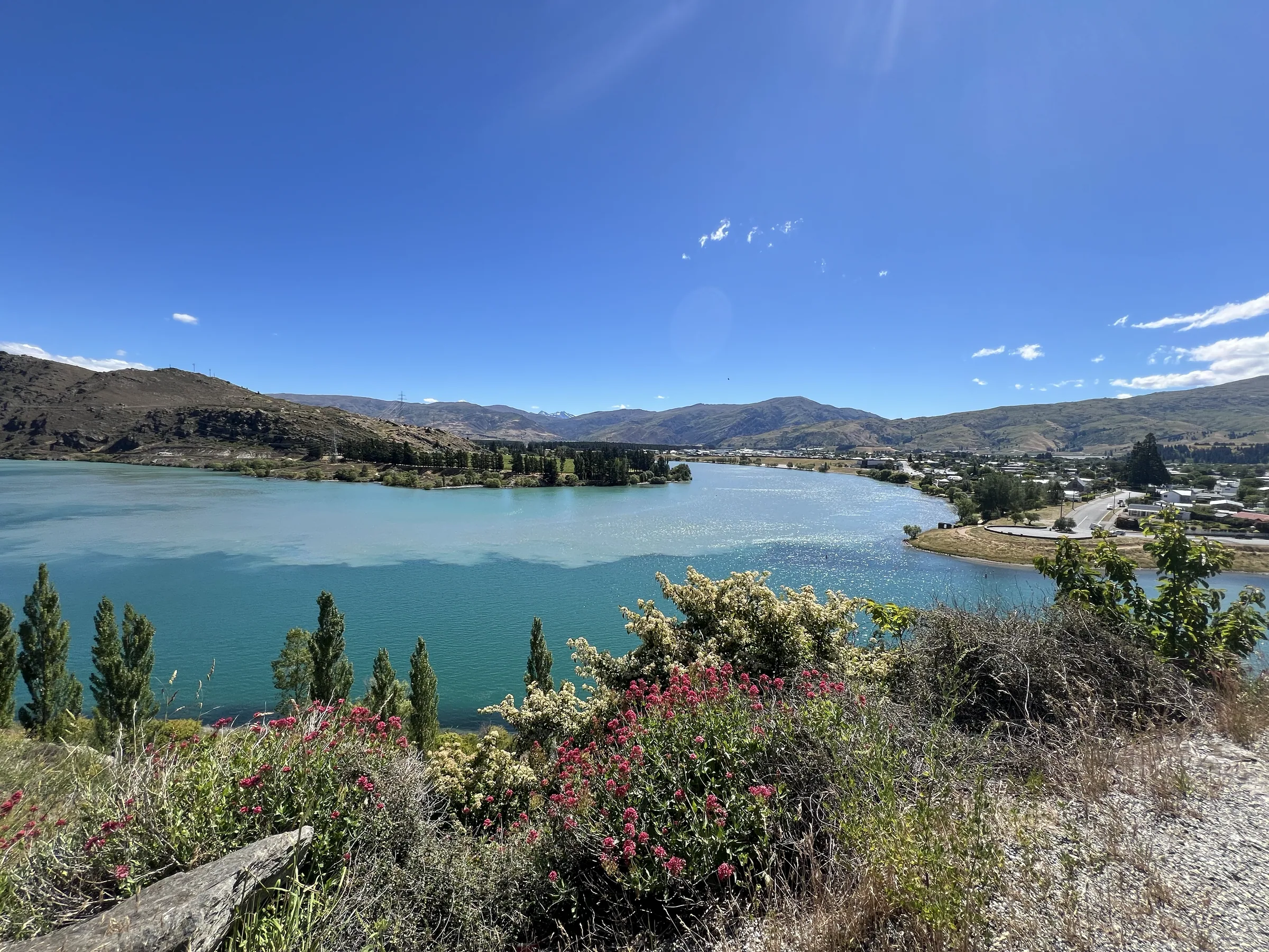 双色湖与周围山地景色