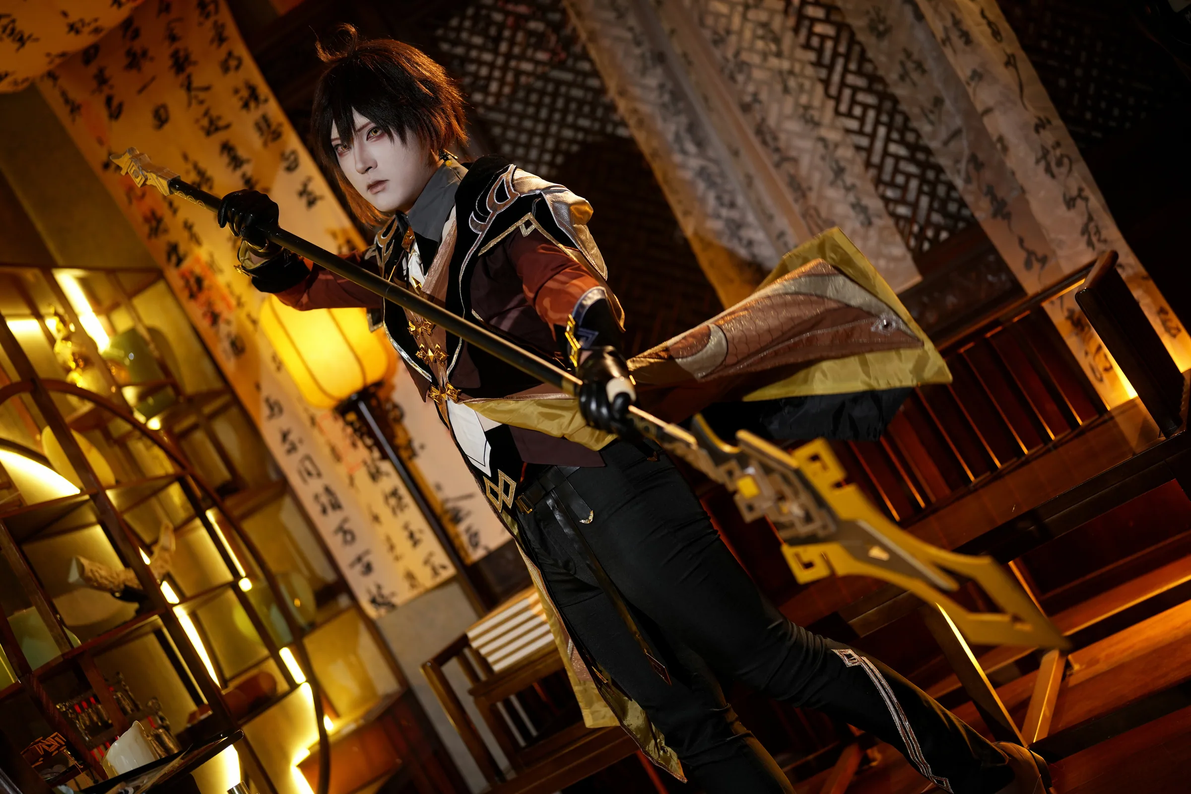 手持长枪的《原神》钟离 Cosplay 特效照片