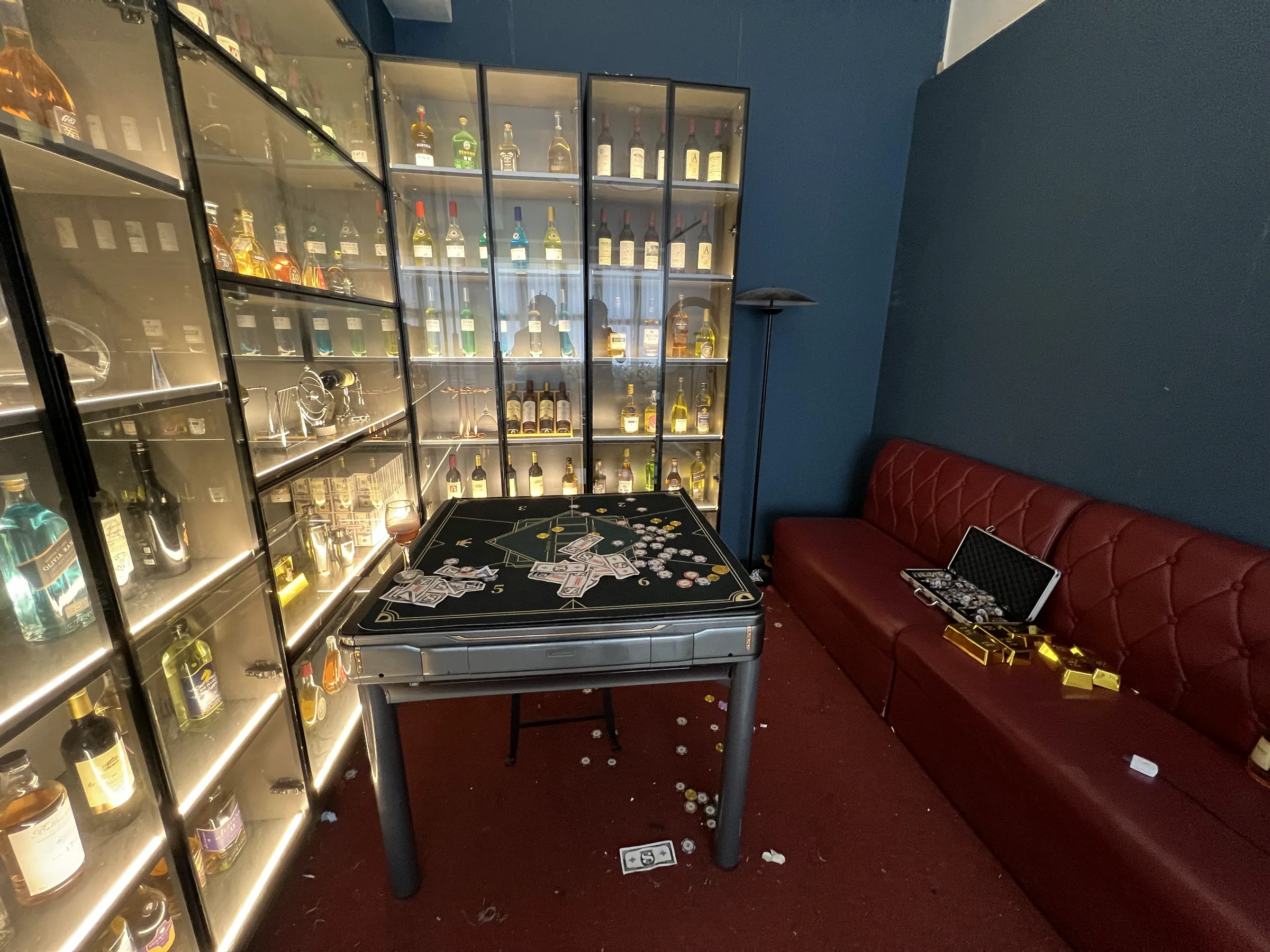酒柜、麻将桌与筹码布置的摄影棚