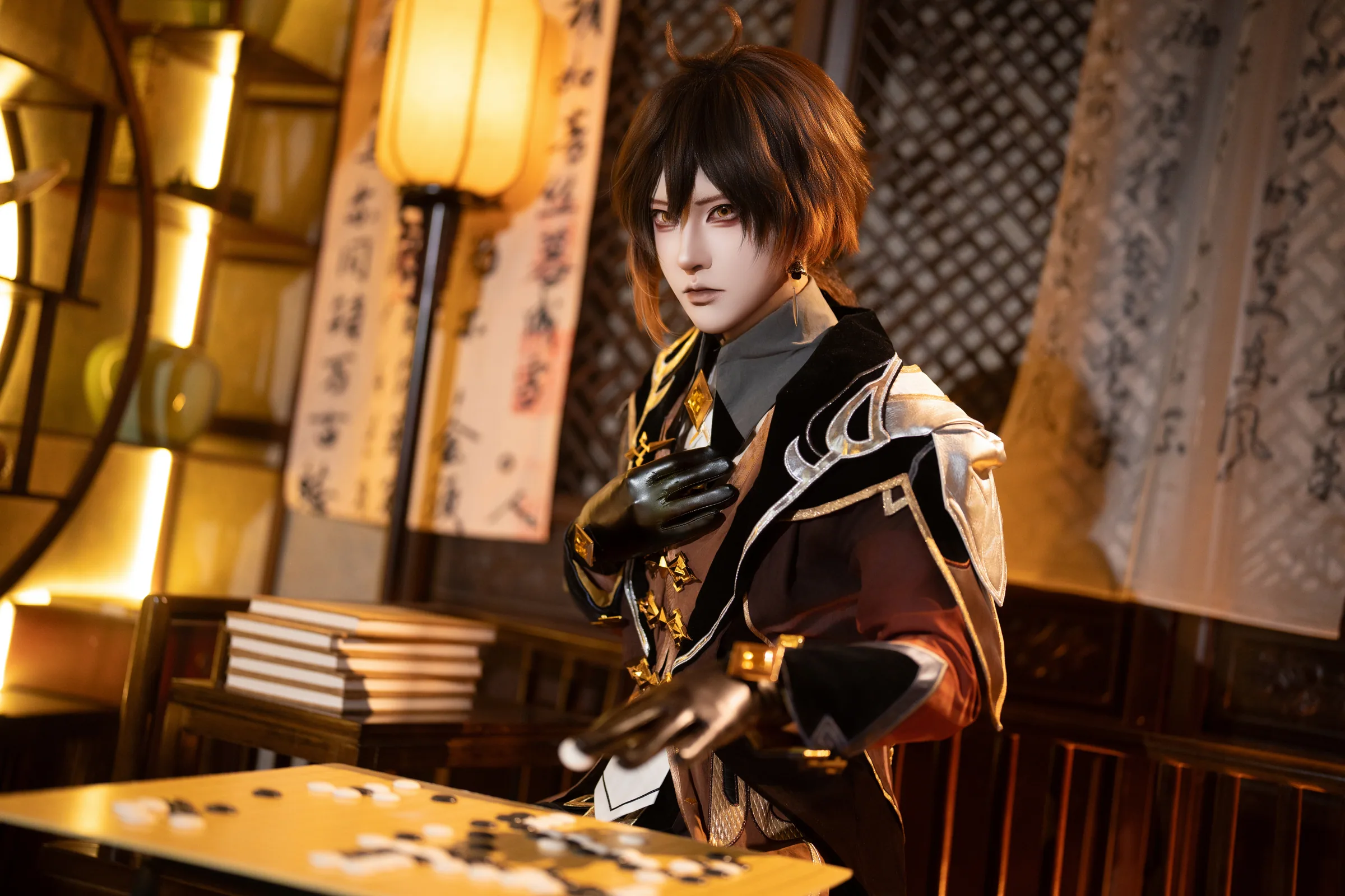 官方修图的钟离 Cosplay 棋局场景