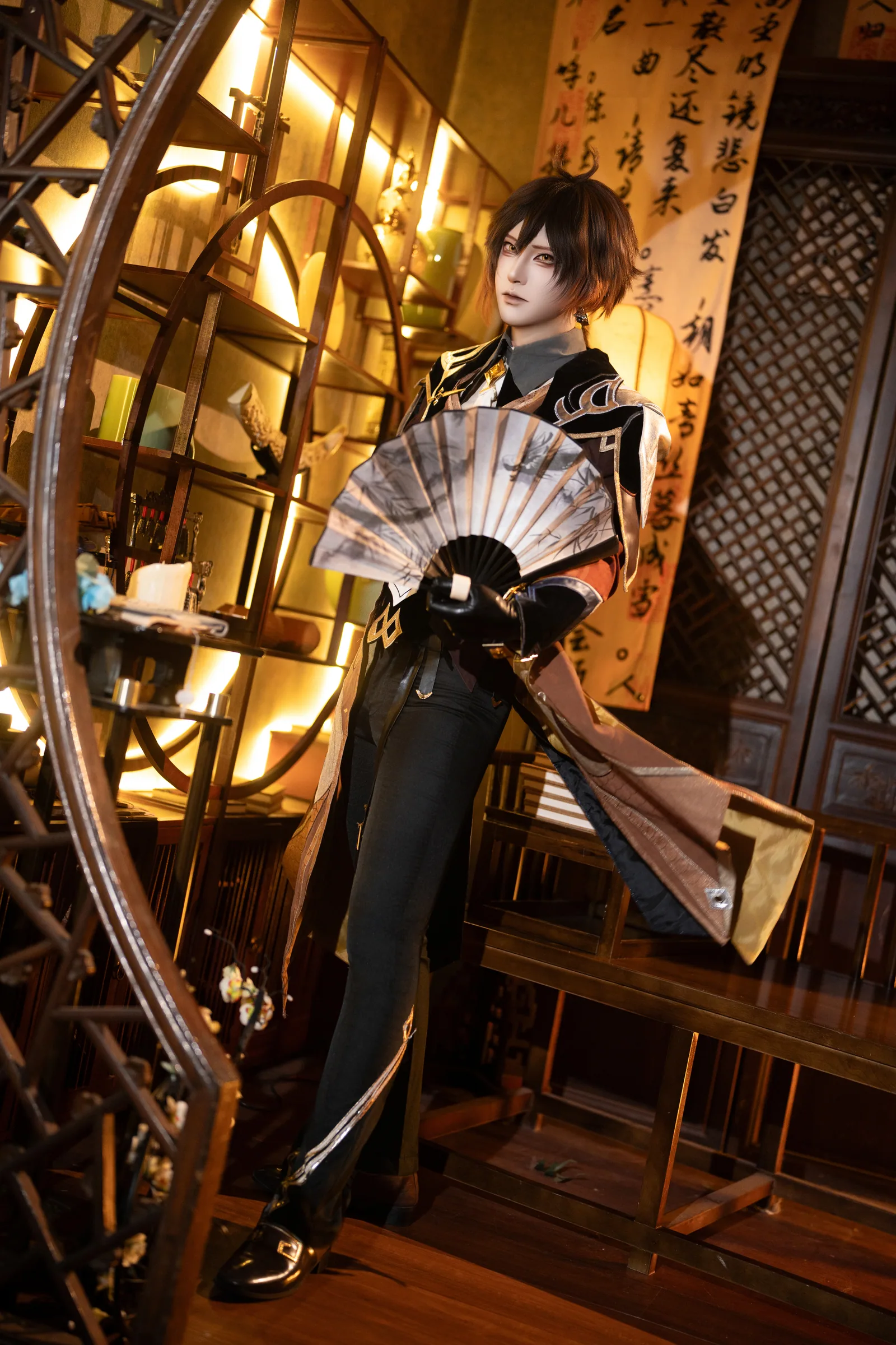 手持折扇的钟离 Cosplay 官方修图