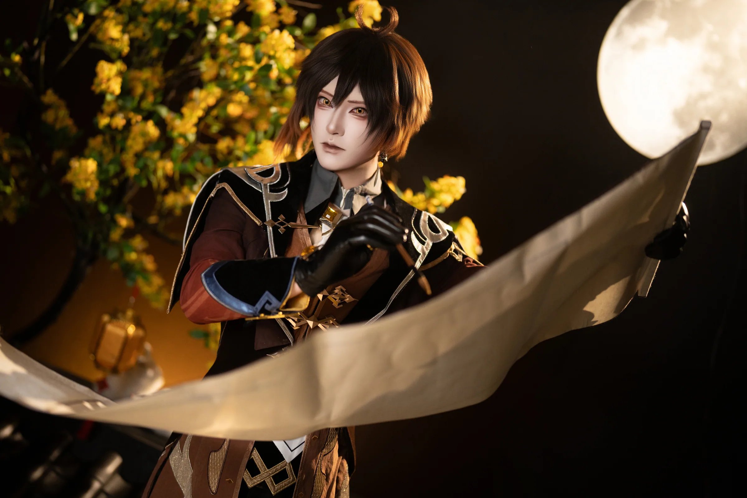 月下展开画卷的钟离 Cosplay 官方修图
