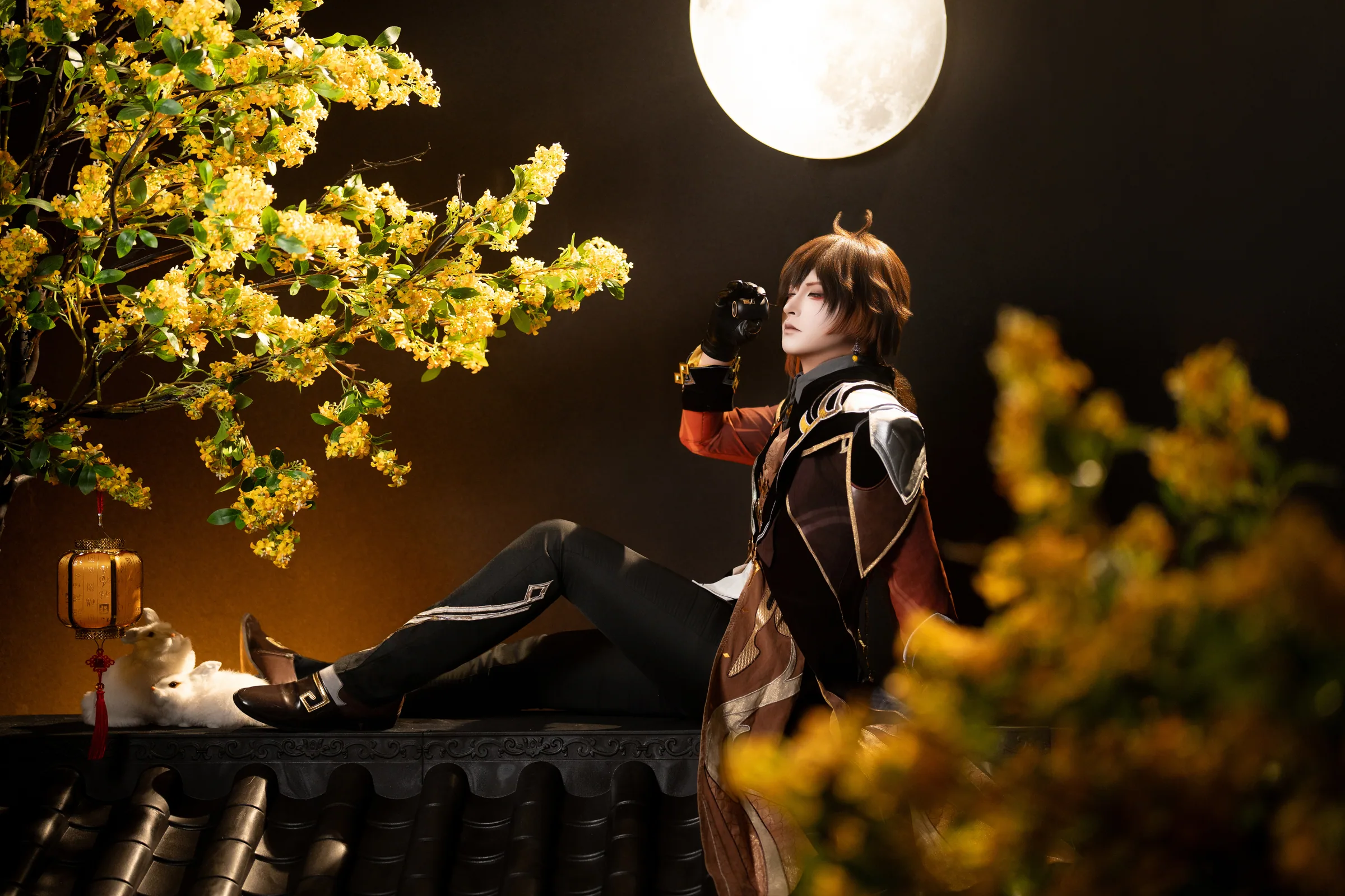 月下桂花树旁的钟离 Cosplay 官方修图