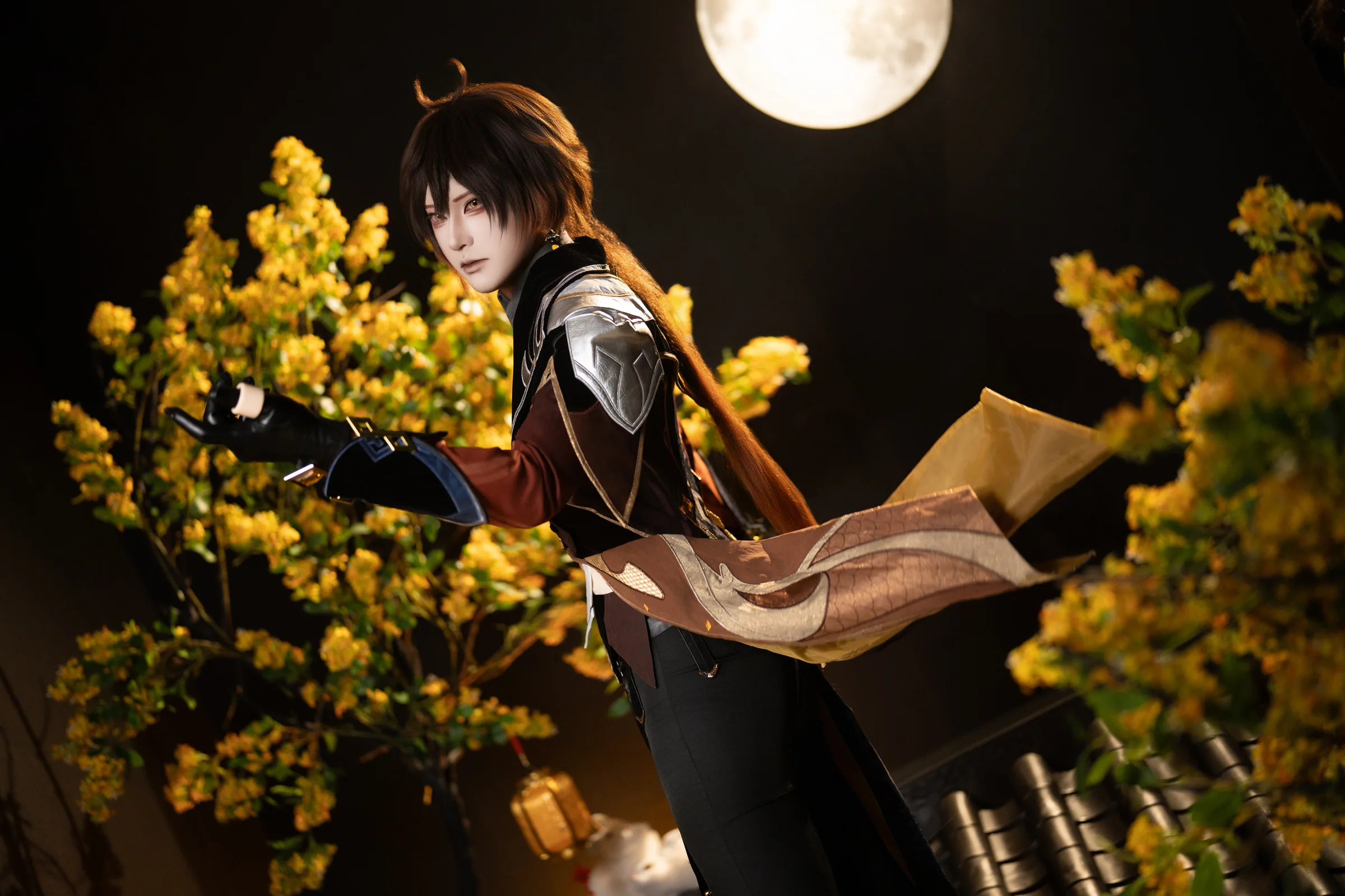 月下桂花场景中的钟离 Cosplay 官方修图