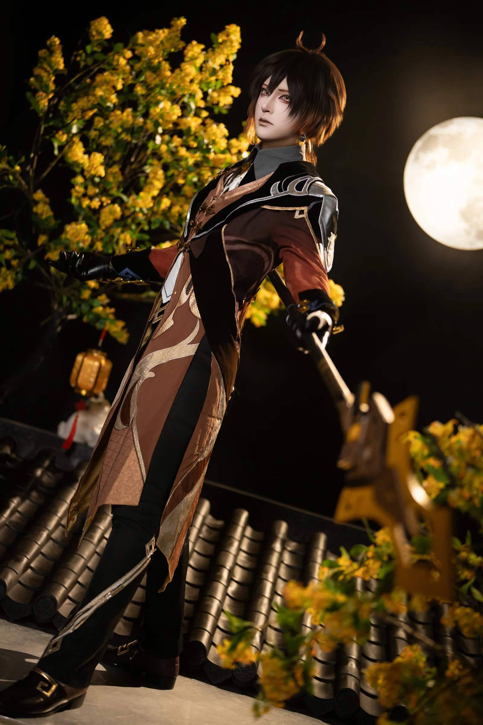 手持长枪的钟离 Cosplay 官方修图