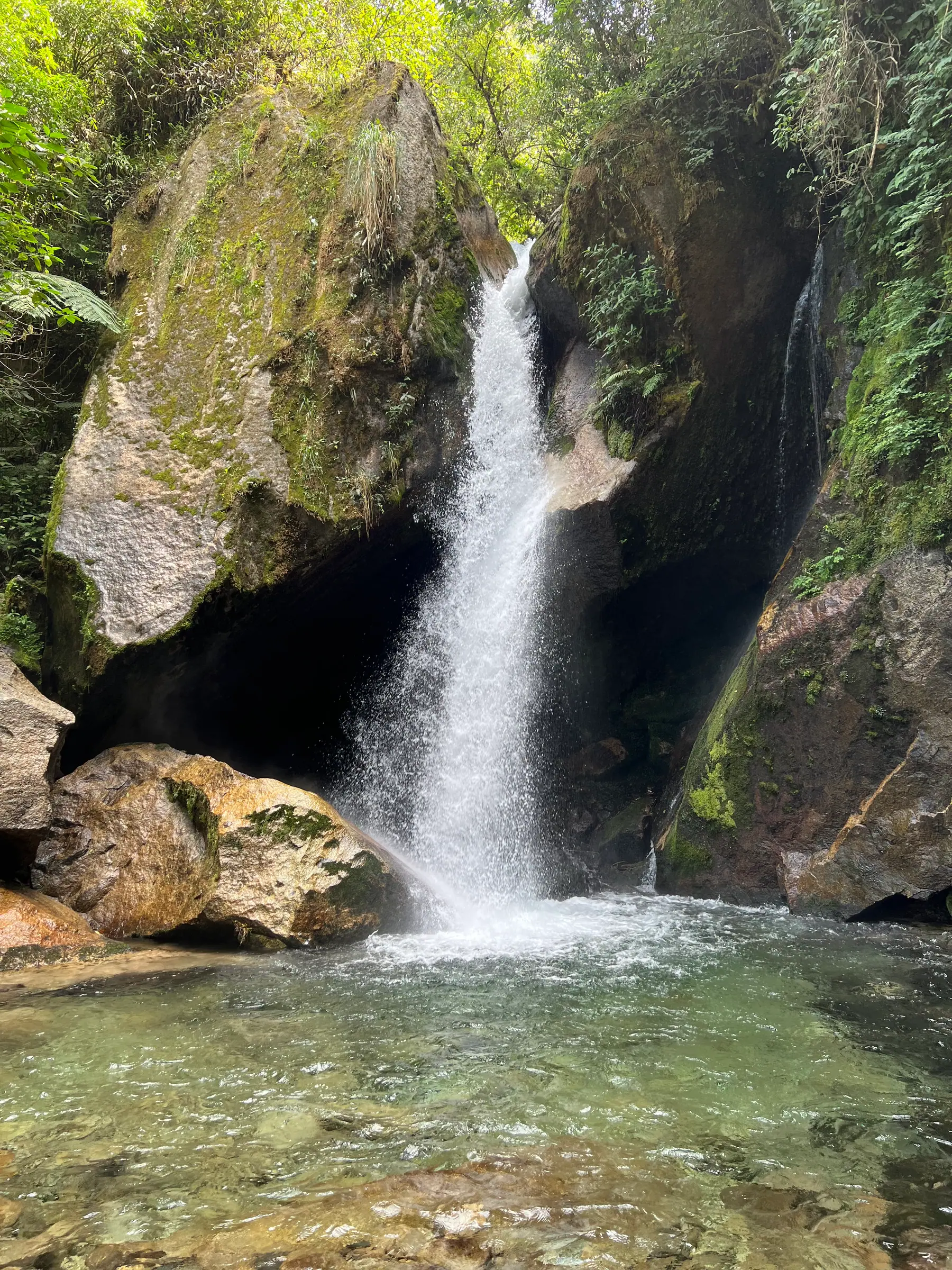通往热水镇瀑布的山路风景