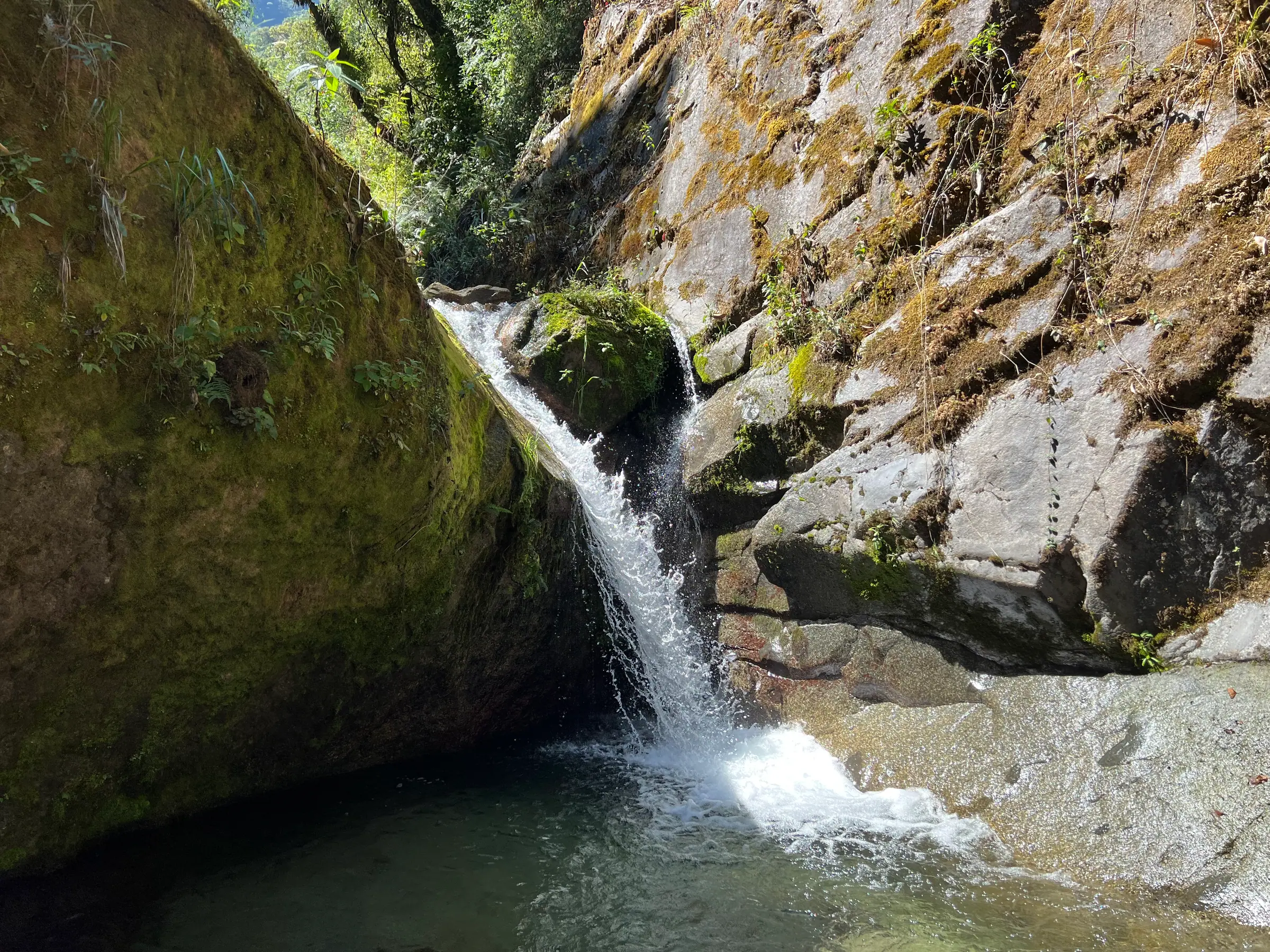 Cascadas Alcamayo 山路上的第一处小瀑布