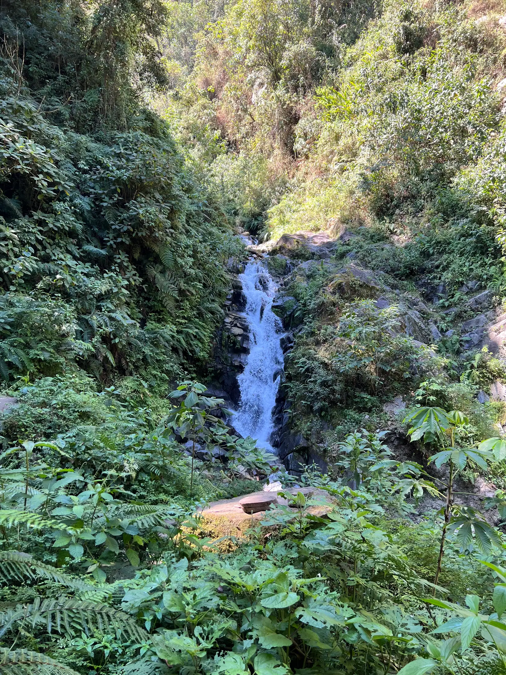 山林岩壁间流下的瀑布