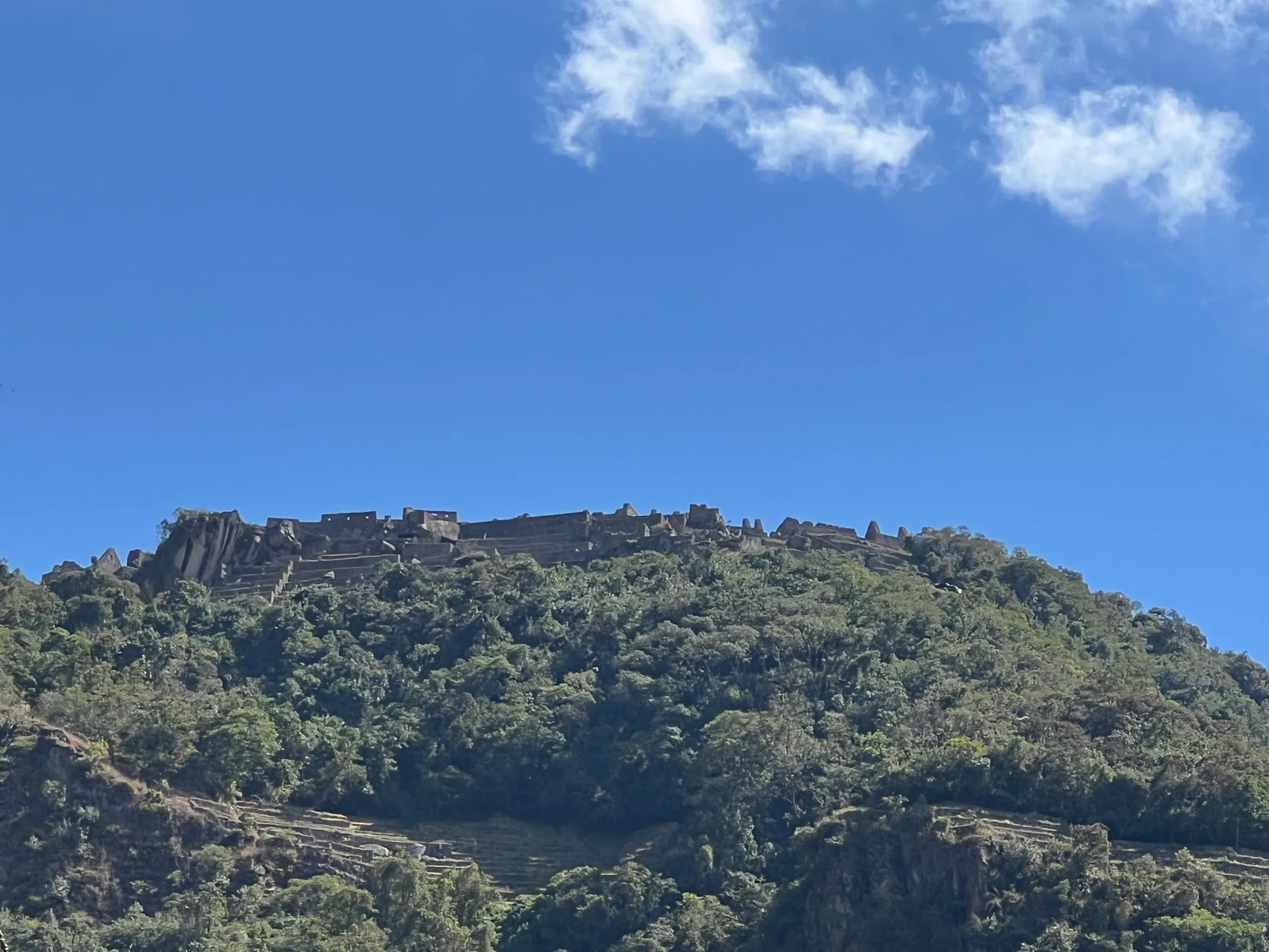 从山下仰望马丘比丘的远景