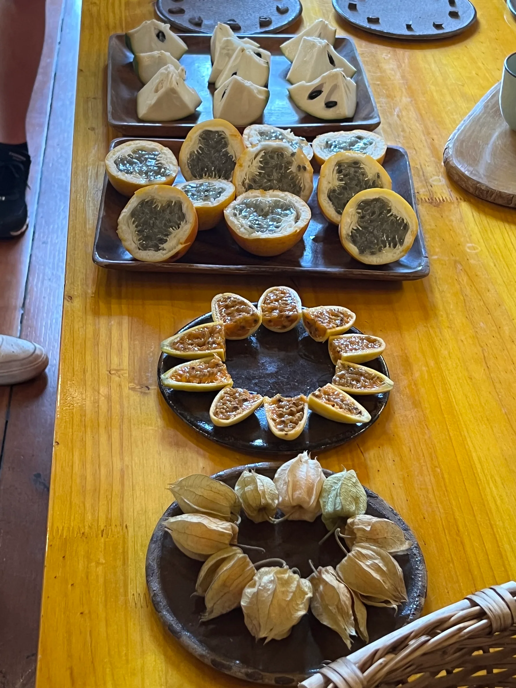 利马美食品鉴团品尝的热带水果和当地小点心