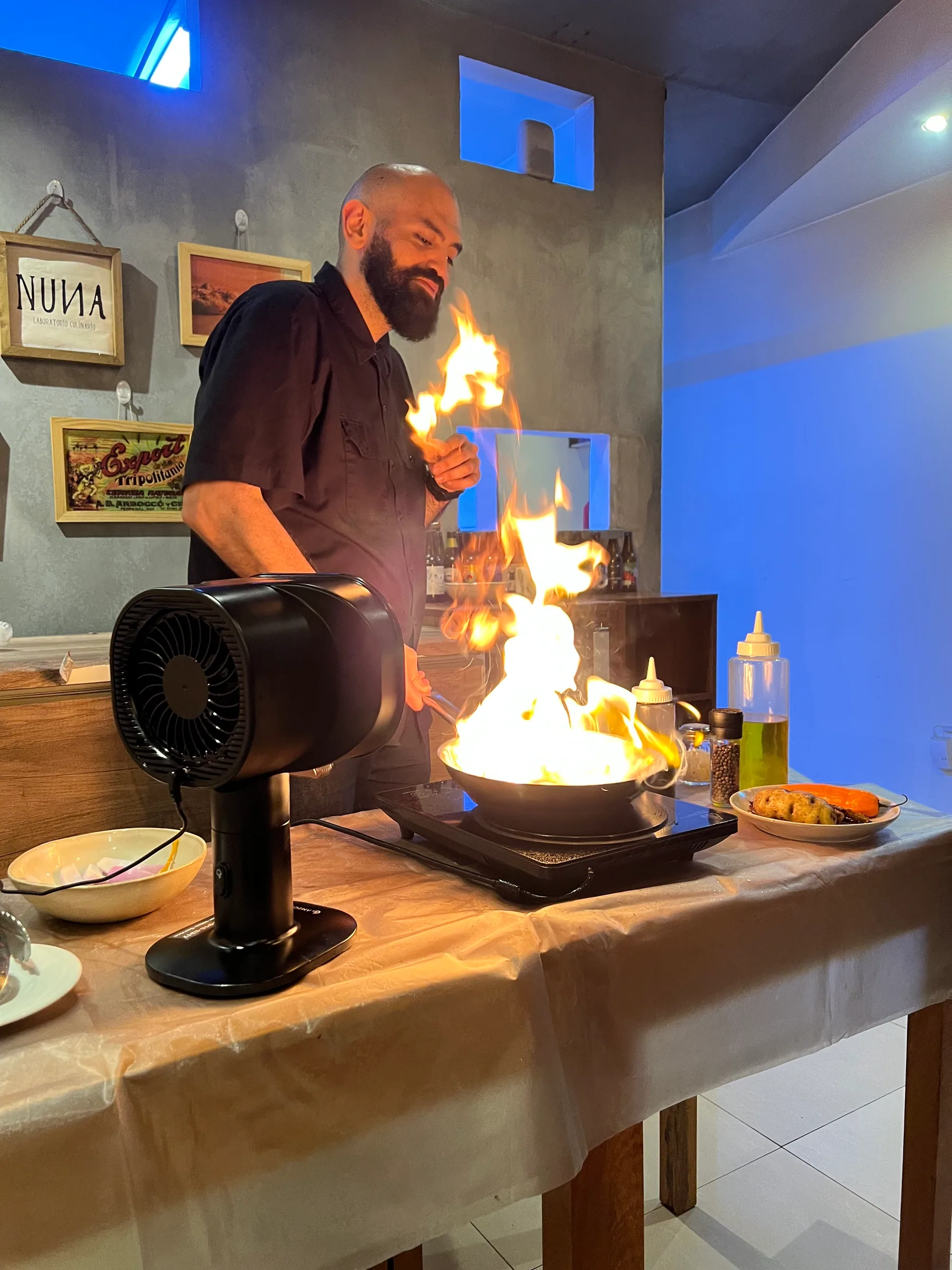 利马 Chifa 餐厅主厨颠勺烹制酱汁牛肉